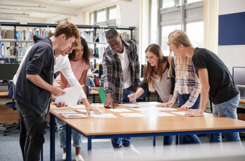 Séance collective de soutien scolaire chez Dys’UP